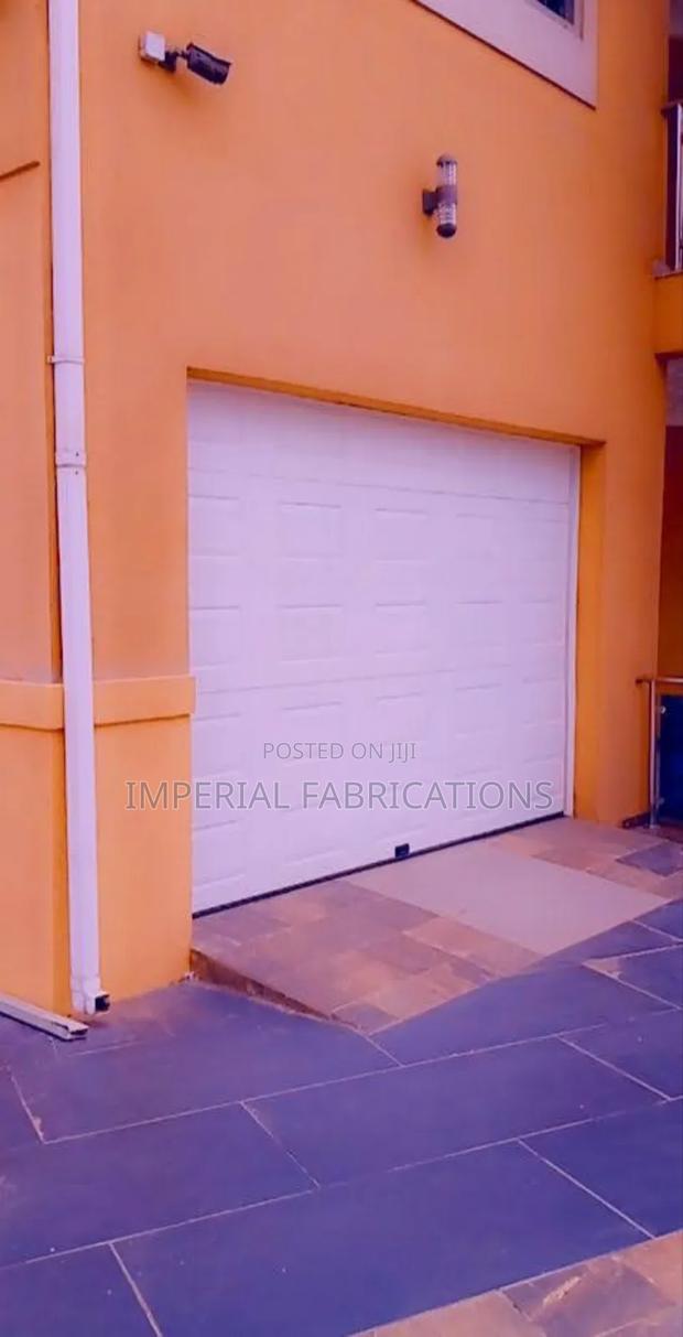 Automatic Garage Door · Photo 2