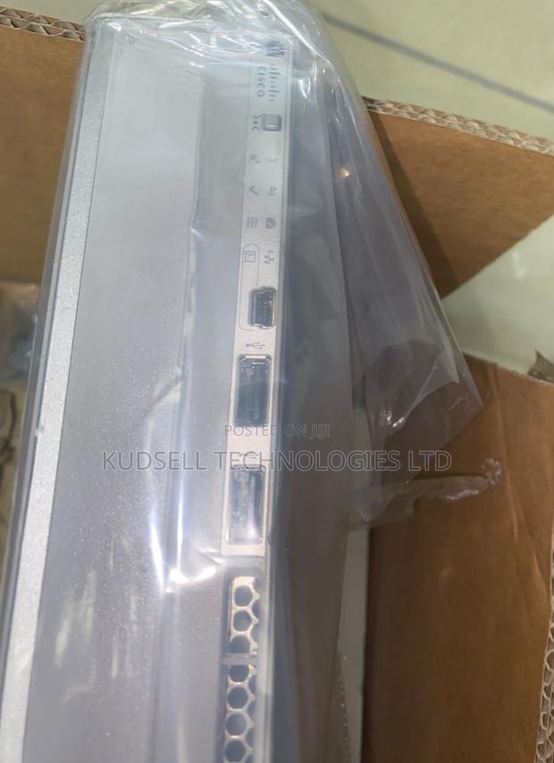 C9300l-24p-4g-E - Cisco Catalyst 9300L Switches · Photo 4