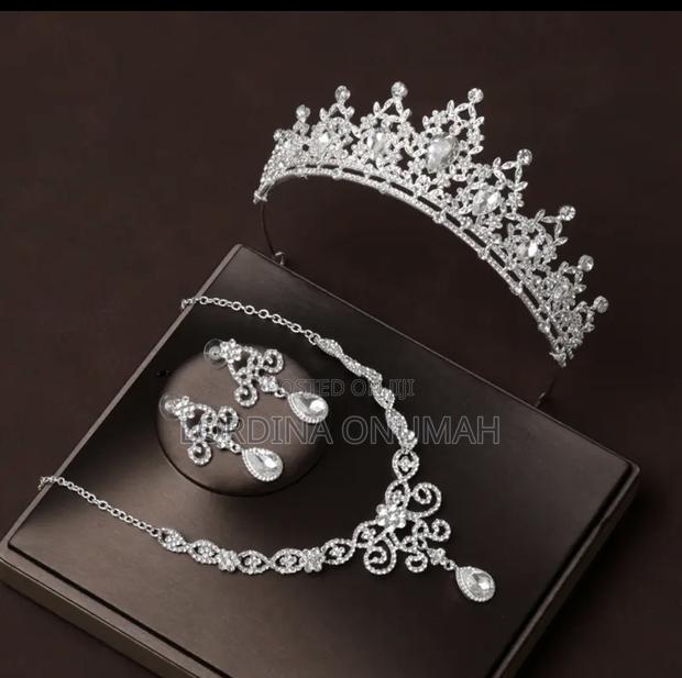 Wedding Crown And Tiara · Photo 2