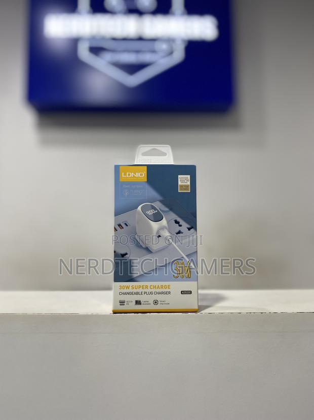 30w Led Display Fast Charger A2522c · Photo 1