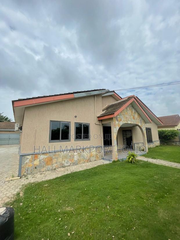 5bdrm Bungalow in Emefs Estate, Tema Metropolitan for sale · Photo 1