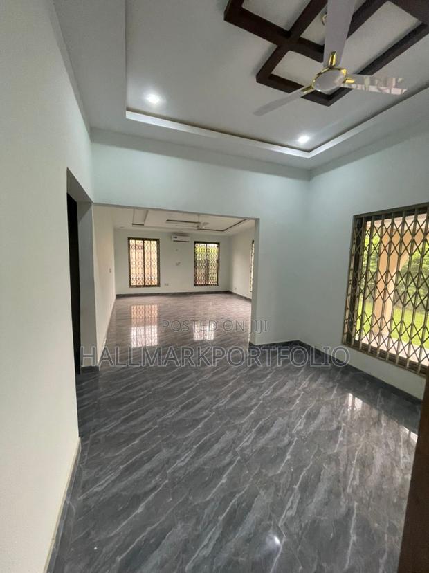 5bdrm Bungalow in Emefs Estate, Tema Metropolitan for sale · Photo 3