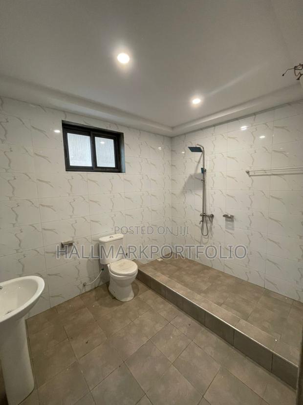 5bdrm Bungalow in Emefs Estate, Tema Metropolitan for sale · Photo 6