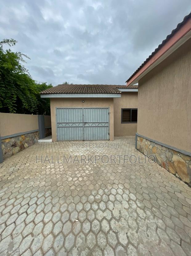 5bdrm Bungalow in Emefs Estate, Tema Metropolitan for sale · Photo 8