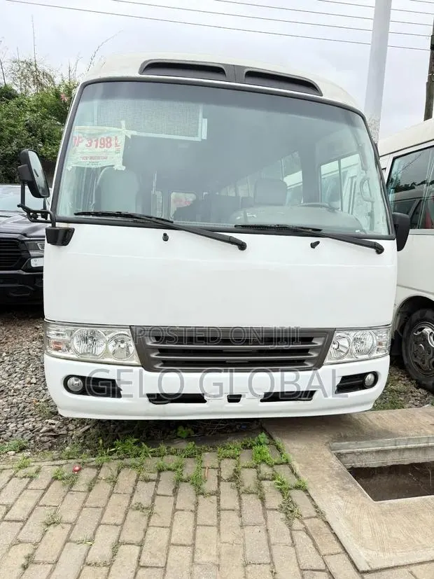 Toyota Coaster 2013 White · Photo 1