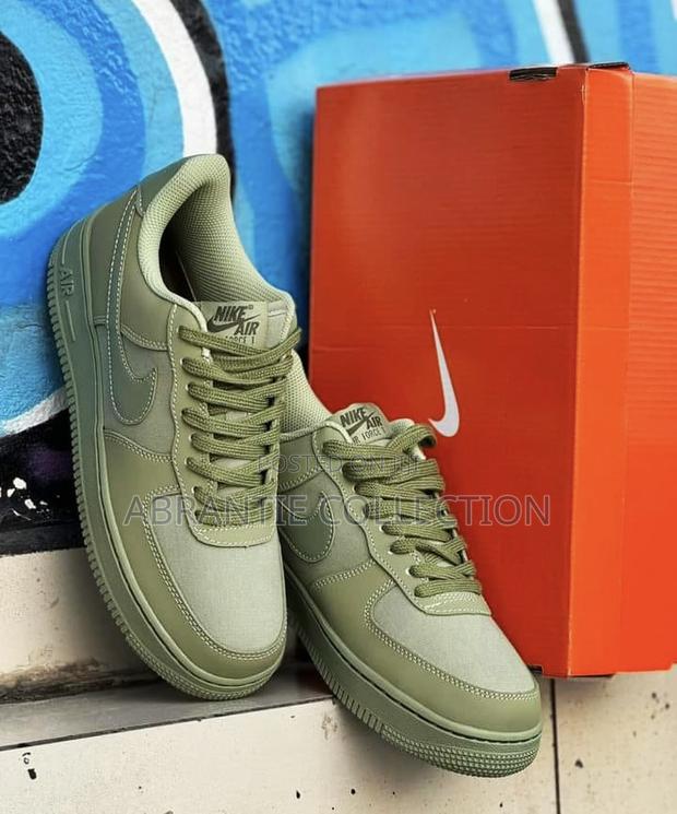 Nike Air Force 1 Premium Oil Green · Photo 1