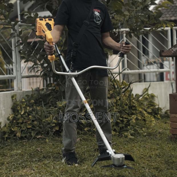 Ingco Cordless Bush Cutter 20v + Accss - Cstli20018 · Photo 4