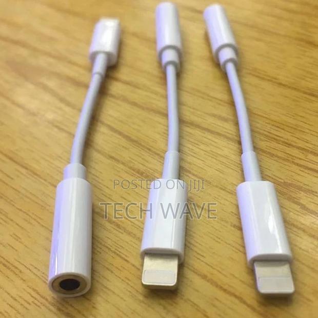 Original iPhone Lightning for Earpiece Adapter · Photo 2