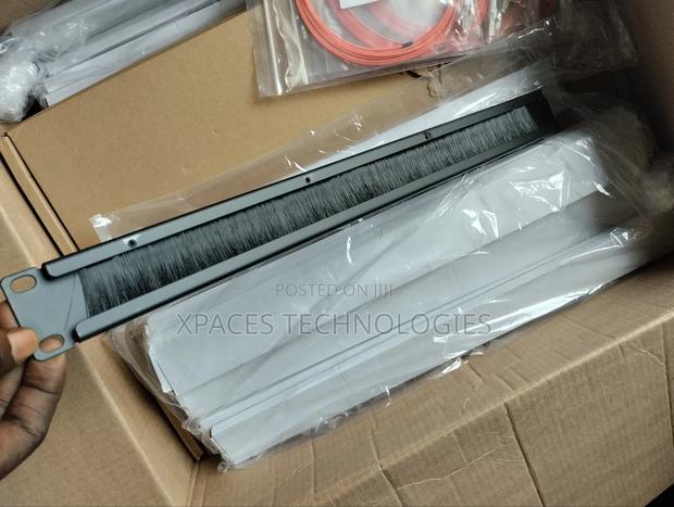 19'' 1U Rack Mount Brush Plate, Rack Cable Management · Photo 3