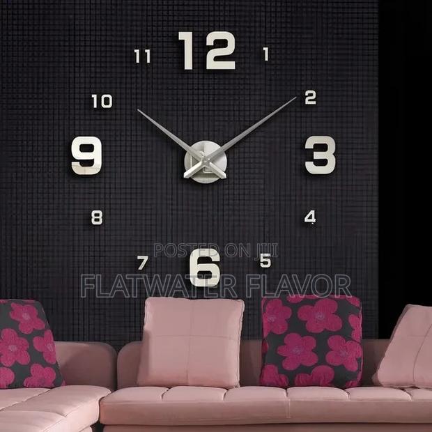 Modern Luxury Wall Clock · Photo 2