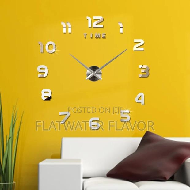 Modern Luxury Wall Clock · Photo 1