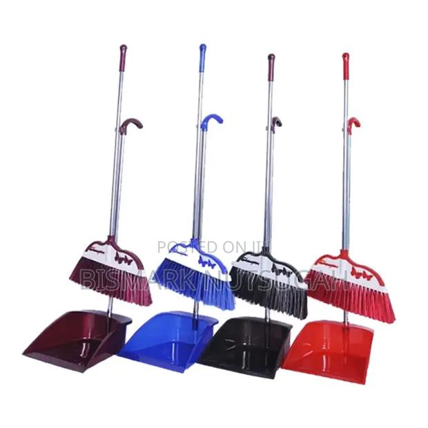 Broom and Rubbishes Collector · Photo 1