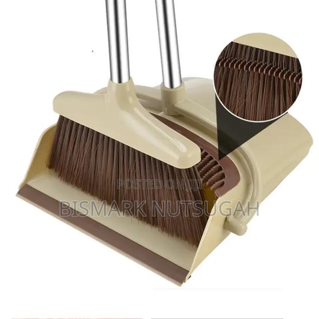 Broom and Rubbishes Collector · Photo 3
