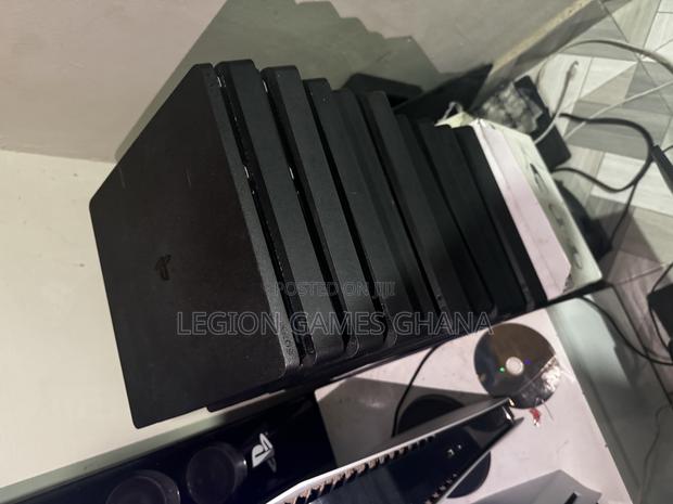 Playstation 4 Slim · Photo 2
