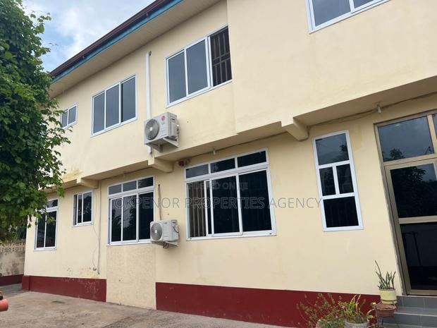 11bdrm House in Com10, Tema Metropolitan for sale · Photo 5