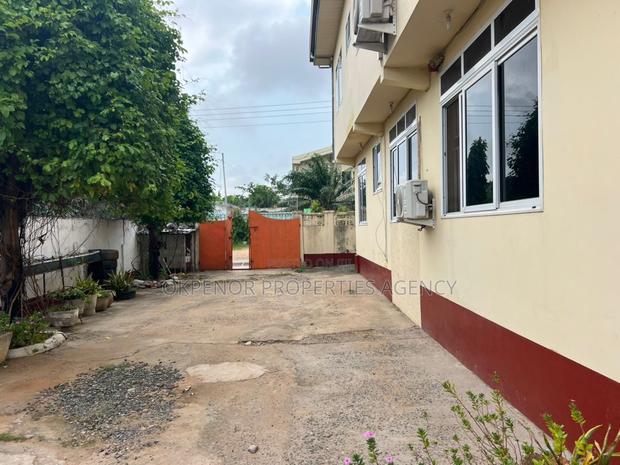 11bdrm House in Com10, Tema Metropolitan for sale · Photo 7