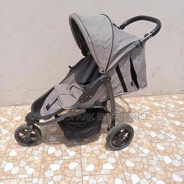 Big Neat Awesome Child Stroller From the Uk · Photo 1