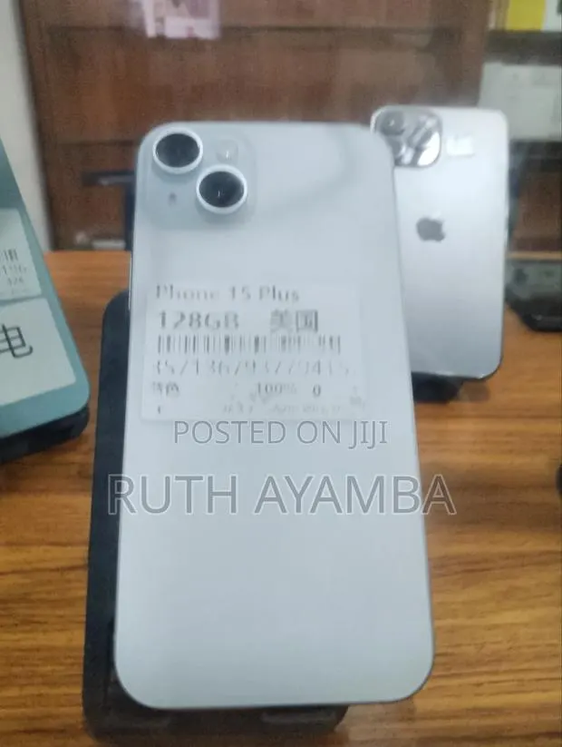 New Apple iPhone 15 Plus 128 GB Silver · Photo 1