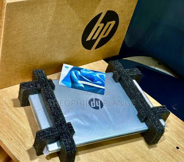 New Laptop HP 15-F272wm 8GB Intel Core I5 SSD 256GB · Photo 1