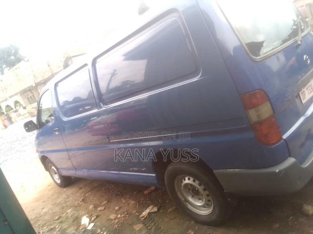Toyota HiAce 2001 Blue · Photo 2