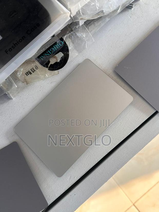 Macbook Trackpad · Photo 2
