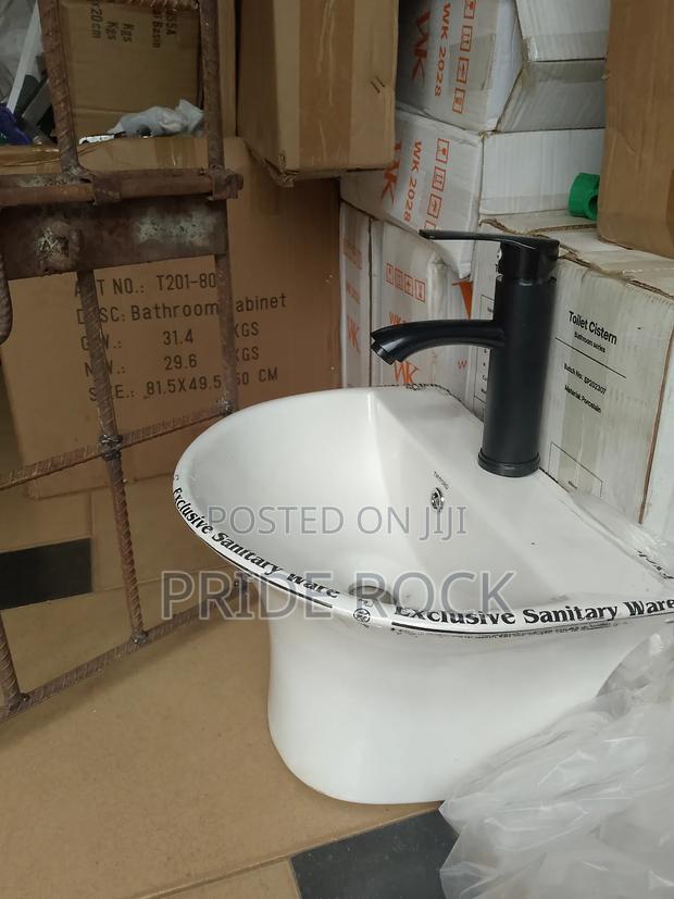 Small Wall Hung Basin With Tap, 16 Cm · Photo 1