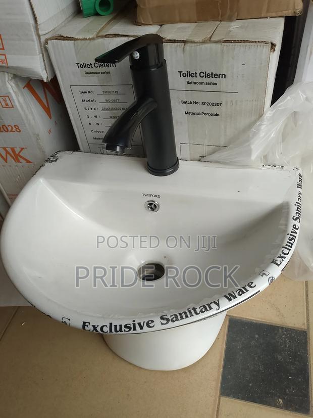Small Wall Hung Basin With Tap, 16 Cm · Photo 2