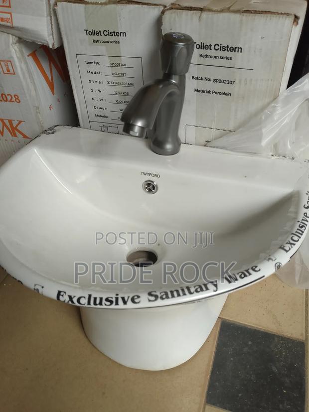 Small Wall Hung Basin With Tap, 16 Cm · Photo 4