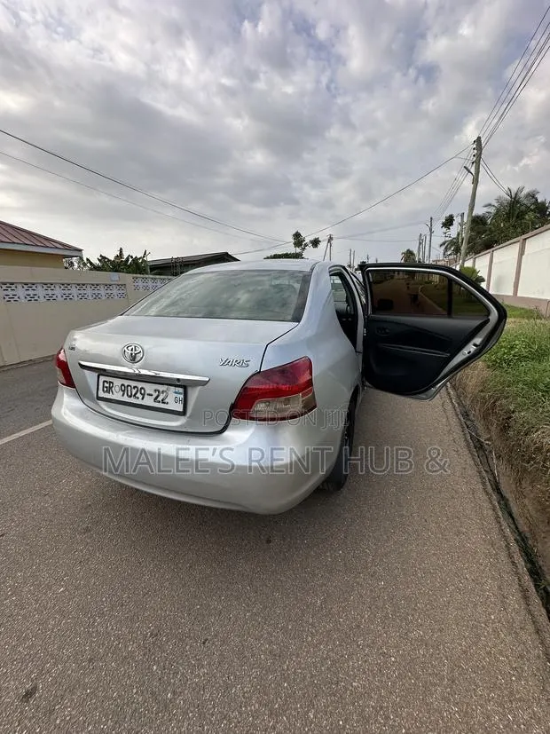 Toyota Yaris Base Sedan 4dr 2011 Gray · Photo 1
