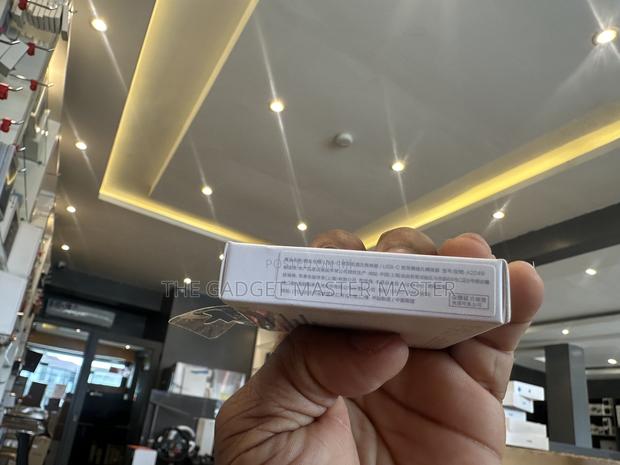 Usb-C to 3.5 Mm Headphone Jack Adapter · Photo 2