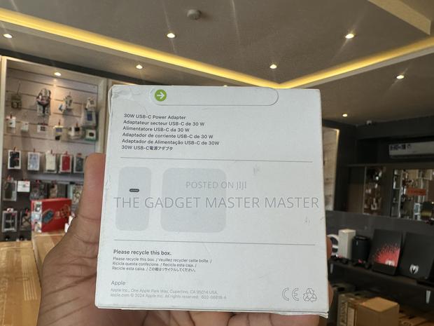 30W USB-C Power Adapter · Photo 2