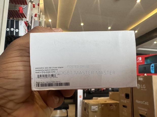 30W USB-C Power Adapter · Photo 3