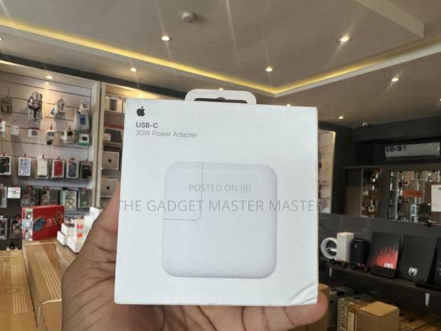 30W USB-C Power Adapter · Photo 1