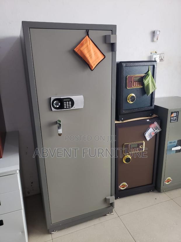 Quality Heavy Fireproof Money Safe · Photo 1