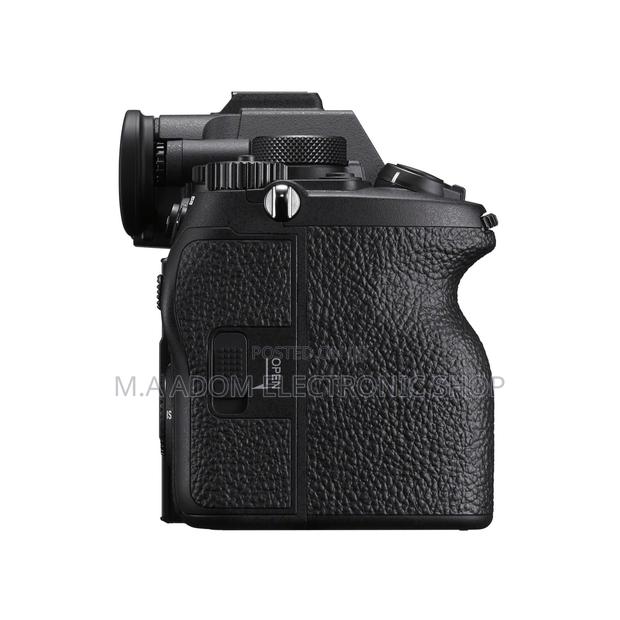 Sony Alpha 7R v Full Frame Mirrorless Camera · Photo 2