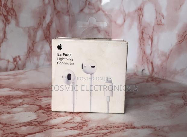 Apple Earpods Headphones With Lightning Connector. · Photo 1