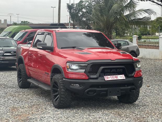 Dodge RAM 1500 5.7 Petrol AWD 2022 Red · Photo 2