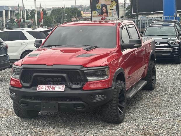 Dodge RAM 1500 5.7 Petrol AWD 2022 Red · Photo 3