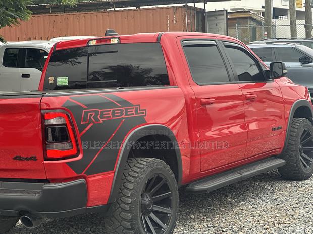Dodge RAM 1500 5.7 Petrol AWD 2022 Red · Photo 5