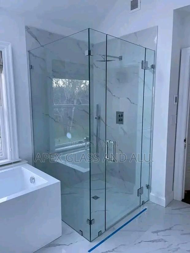 Shower Cubicle · Photo 2