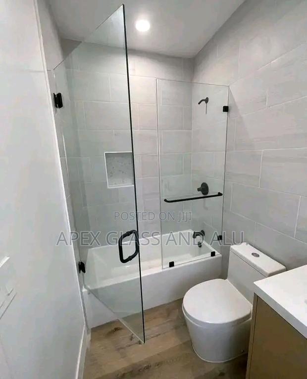 Shower Cubicle · Photo 3