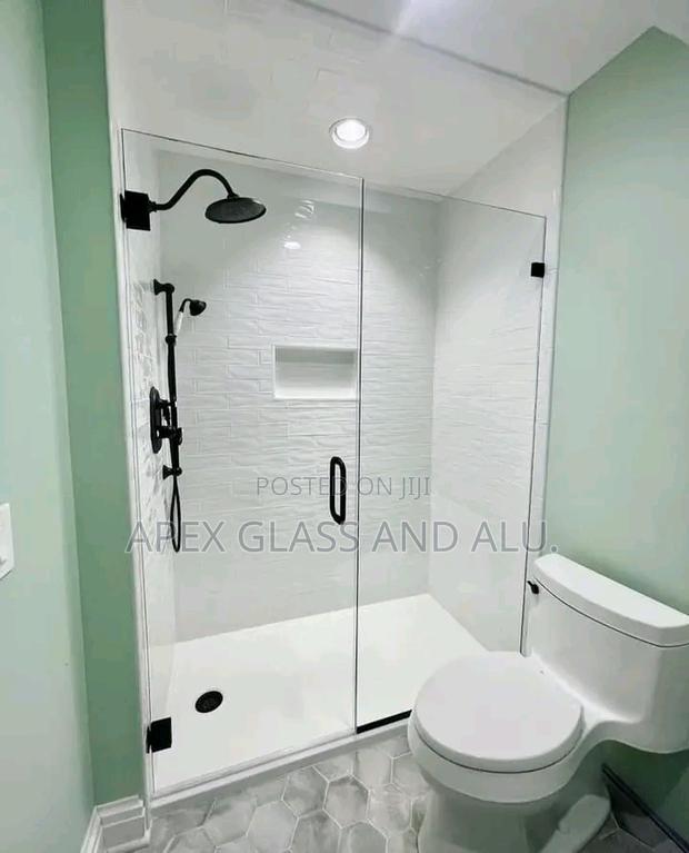 Shower Cubicle · Photo 1