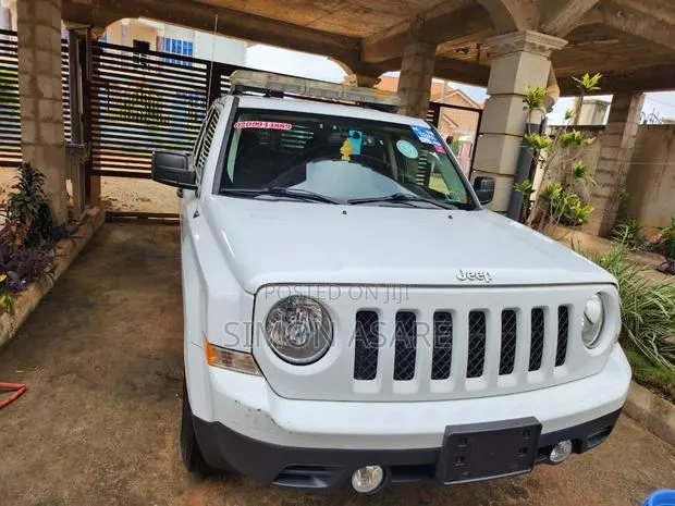 Jeep Patriot Latitude 4x4 2016 White · Photo 1