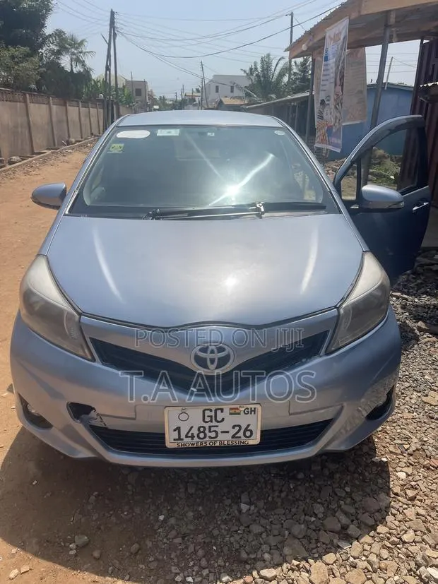 Toyota Vitz 1.3 AWD 3dr 2013 Green · Photo 1