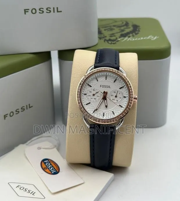 Classic Beauty: Black Leather Fossil Watches for Women · Photo 1