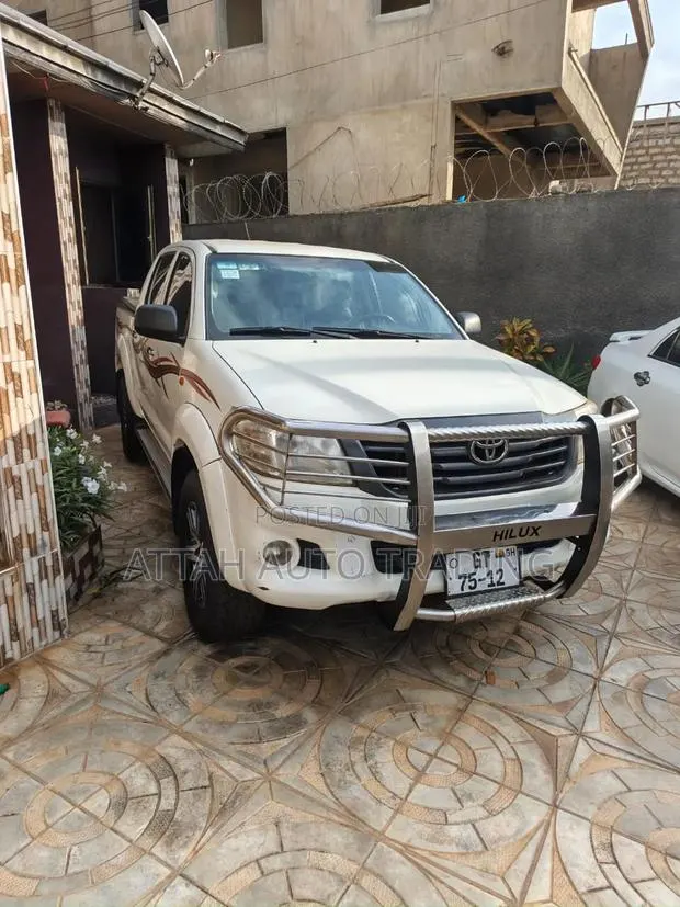 Toyota Hilux 2012 White · Photo 1
