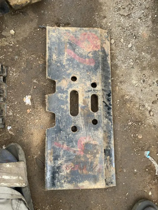 CAT 320 330 Track Shoe · Photo 1