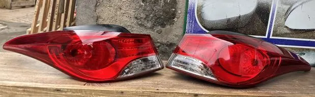 Hyundai Elantra 2012 Taillight · Photo 1