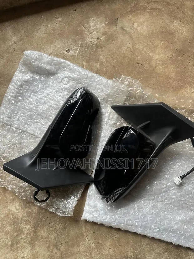 Toyota Corolla 2014 - 2017 Side Mirror With Light · Photo 1