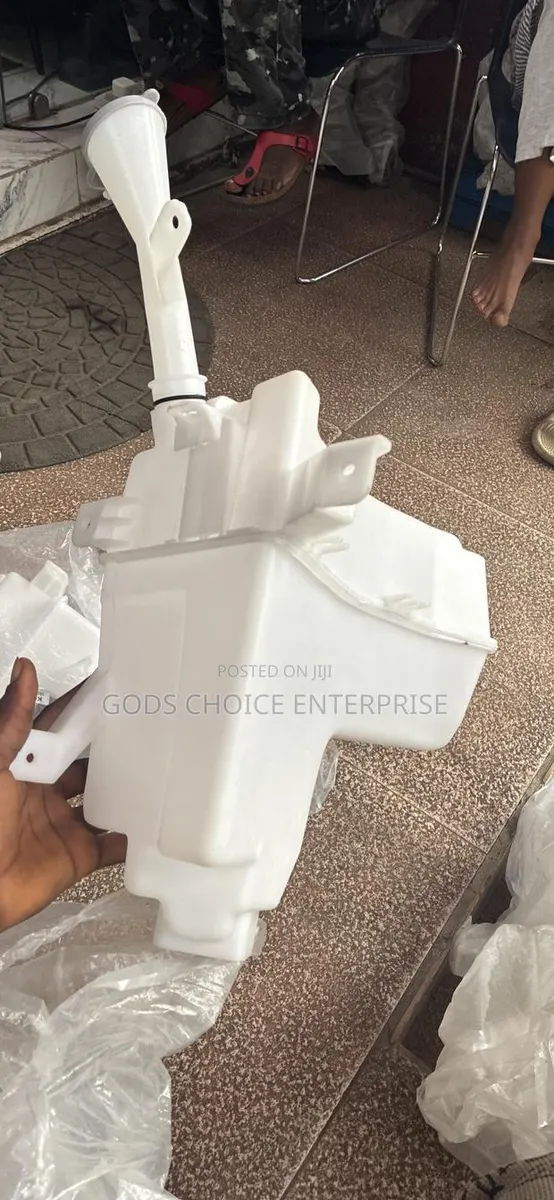 Wiper Bottle Nissan Kicks 2018-2020-2022 · Photo 1